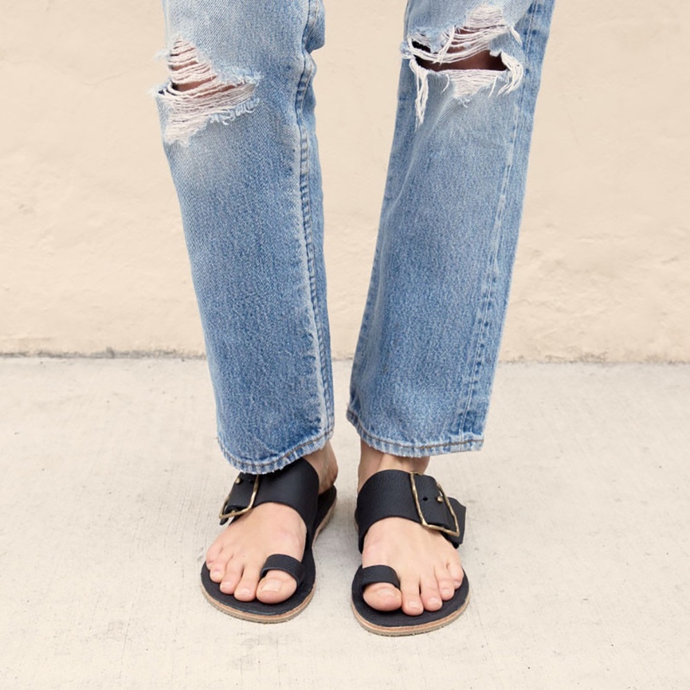 Women’s Conder Valenzuela size 11 black toe ring sandals